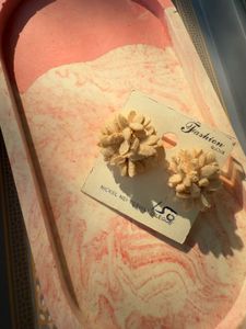Beige flower earrings