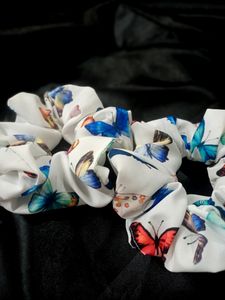 2 Scrunchies 🦋🦋🦋