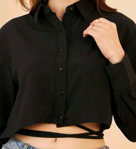 Black crop shirt 🌻