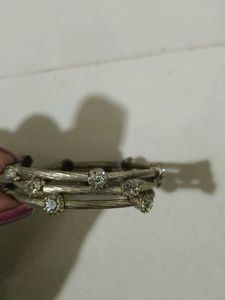 5 Bracelets,6 Clips And 9 Rubber Bands