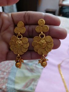 Elegant Gold Swirl Drop Earrings