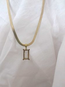 The soft focus snake chain