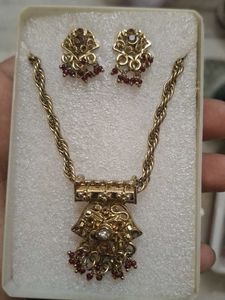 Elegant Gold-Tone Necklace &amp; Earring Set