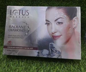 💥 Lotus Herbal Rediant Dimond Facial Kit 4 In 1