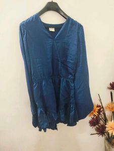 long-sleeved, V-neck, peplum-style top 💙