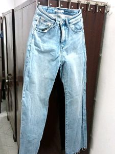 a blue denim jeans..