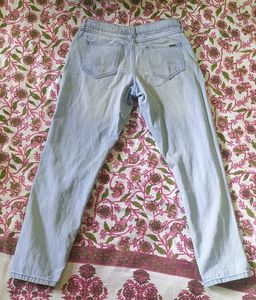 A blue boyfriend jeans