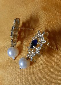 Allure Glittering Women Necklace And Earrings