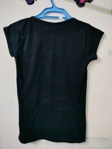 WOMEN&#39;S BLACK TEE