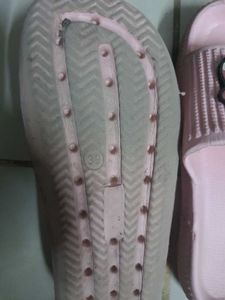 cute pink flip flops size 6,39