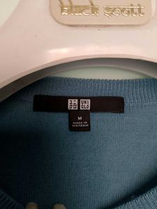 uniqlo branded swaetshirt .