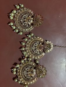 Main Earring Bech Rhi hu.golden Colours ki h.
