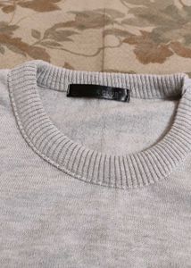 grey sweatshirt