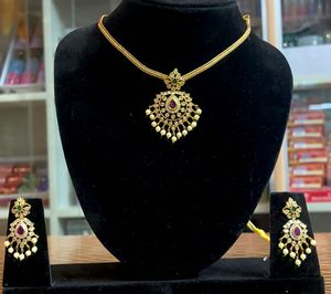 Elegant Gold Pendant Necklace