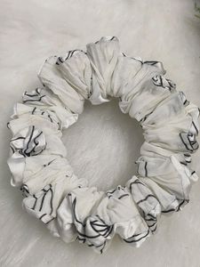 Black &amp;white Ruffled Scrunchie 🎀