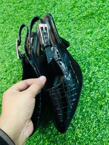 Chic Black Slingback Heels