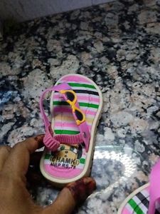 Bahut Hi Pyari Bacchon Ke Sandal Pi P