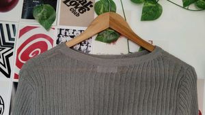 Grey crop winter top 🤍