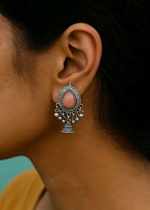 earings off white beaded