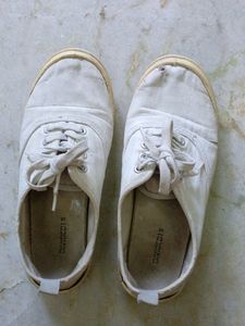 Size 35 White Canvas.