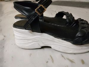 ••Sandel With Heel