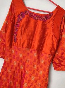 Elegant Orange Embroidered gown👗💕