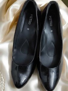 Metro Black formal pumps