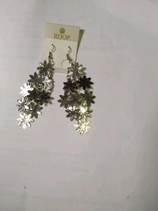(Light Weight New) Flower Drop Earrings