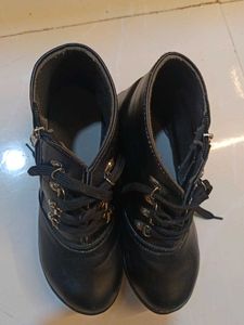 Ankle length zip closure black boots