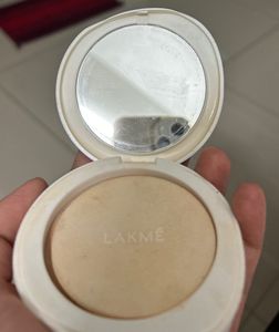 Lakme Absolute Compact