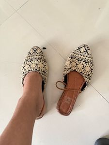 Embroidered Black &amp; Beige Juttis