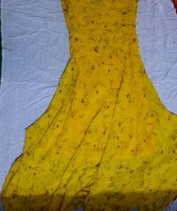 Offer📣...It Was A Yellow Flower Print Long Fr