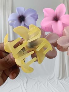 Trendy Multicolor Flower Design Hair Clutcher