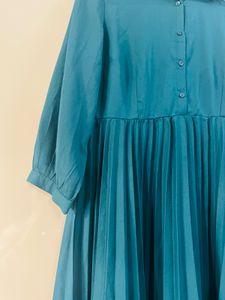 Dress with pleated pattern
