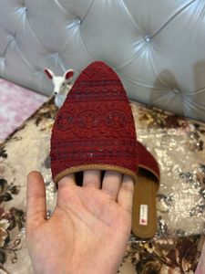 embroidered jutti