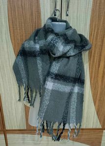 Steve Madden Stylish woollen Plaid Scarf