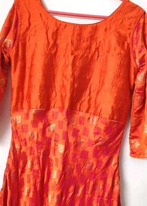 Elegant Orange Embroidered gown👗💕