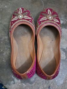 Rose Pink Embroidered Jaipuri Juttis