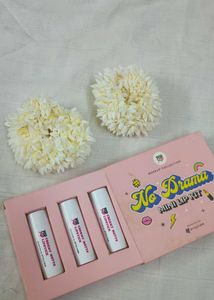 COMBO OFFER GAJRA HAIR BUN WITG LIPSTICK SET