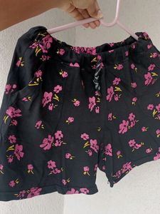 Black Colour Ladies Short Pant