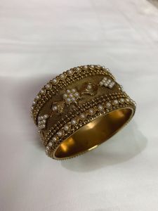 Elegant Traditional Gold-Tone Bracelet with Pearl