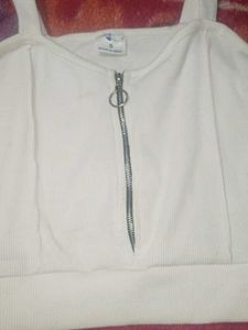 A Beautiful Korean Sleeveless 🐻‍❄️🤍White Crop To