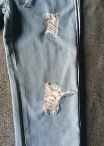 REGULAR DENIM RIPPED JEANS