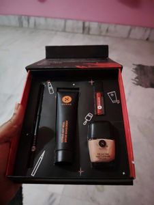 SUGAR ON-THE-GO MAKEUP KIT. (NEW PRODUCT)