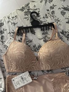Lace Bra &amp; High-Waisted Panty Set