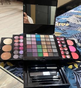 5hrs Sale 🔥Beauty Scene  Palette (Canada)