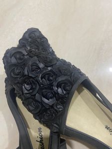 🖤😍Beautiful Black Rose Sandals 😍🖤
