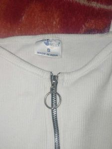 A Beautiful Korean Sleeveless 🐻‍❄️🤍White Crop To