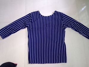 Vertical Striped Top. 🤍💙