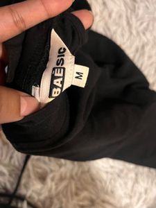 Black full sleeve tie up crop top